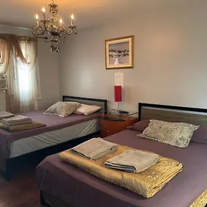 Self Service Small Breakfast, 2 Double Beds Private , Montréal Canada